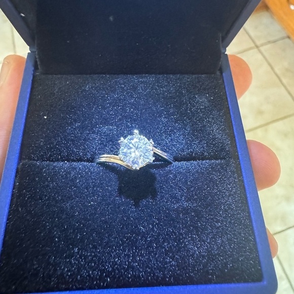 1Carat VVS1 Moissanite, 925 Silver. Ladies Engagement Ring, Size: Adjustable 5-9 - Picture 3 of 7